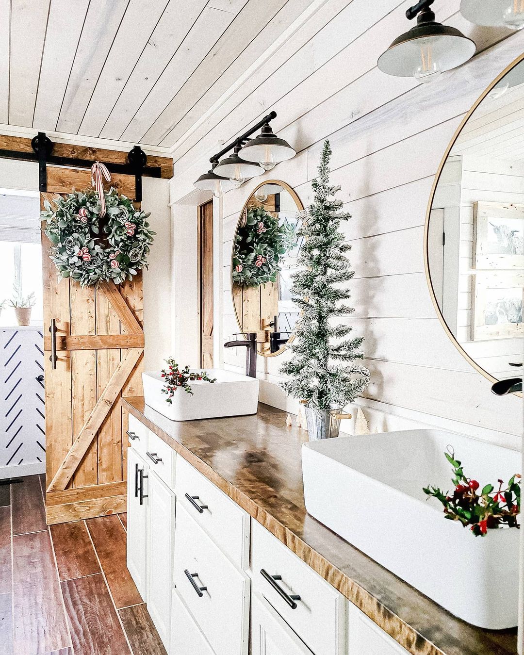 10 Easy Christmas Bathroom Decor Ideas 2022