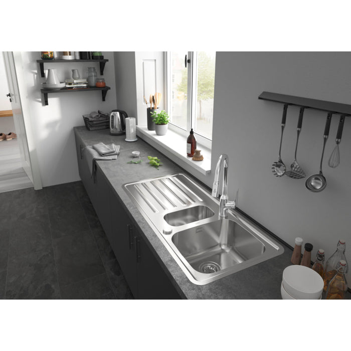Hansgrohe Focus M42 Single Lever Kitchen Mixer 220 with Pull-Out Spray, 2 Spray Modes - Unbeatable Bathrooms